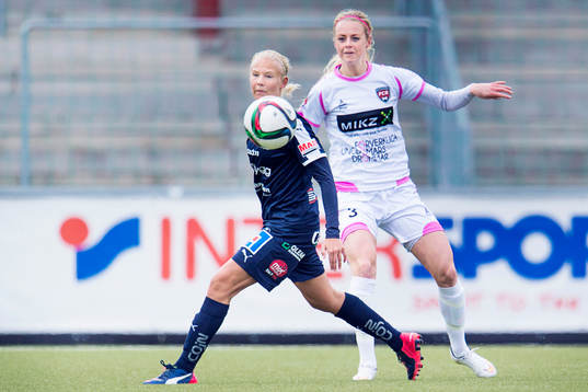 Linköpings Pernille Harder jagas av Rosengårds Amanda