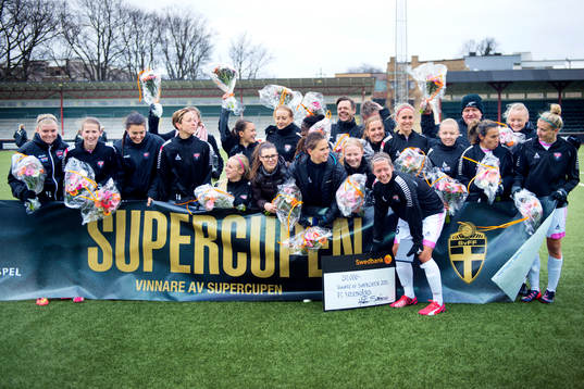 Rosengårds spelar firar de vunnit Supercupen