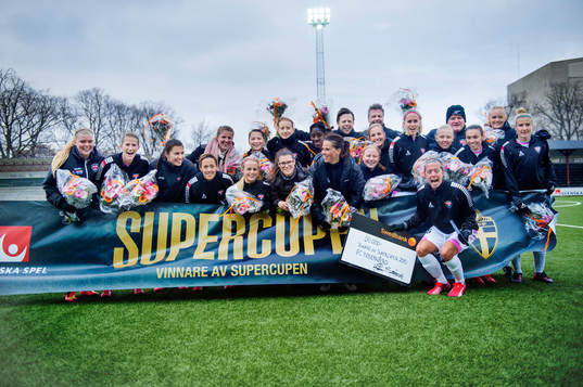 Rosengårds spelar firar de vunnit Supercupen
