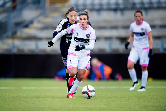 Rosengårds Marta Viera Da Silva jagas av Linköpings