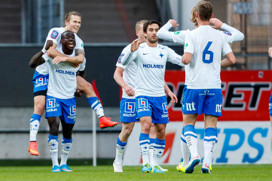 Norrköpings Arnor Traustason och Alhaji Kamara (v) jublar