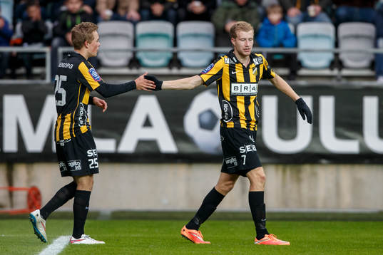 Häckens Simon Gustafson gratuleras av Joel Andersson