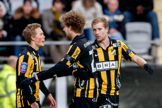 Häckens Simon Gustafson gratuleras av Joel Andersson och