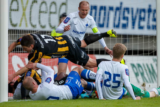 Kamp om bollen framför