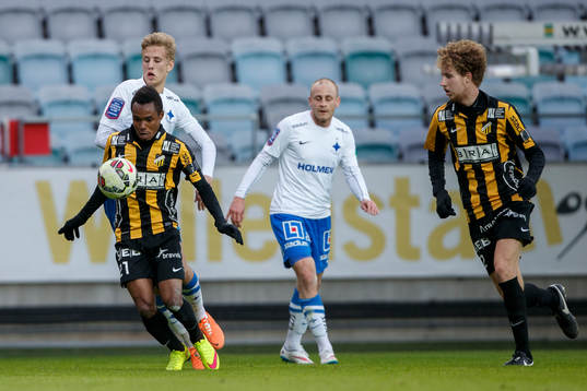 Häckens Nasiru Mohammed med bollen