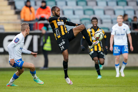 Häckens Rene Makondele med bollen