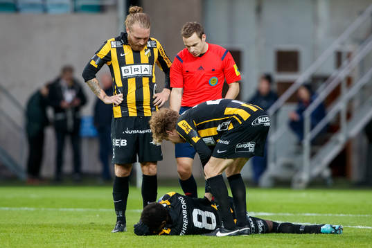 Häckens Mohammed Abubakari ligger skadad på gräset