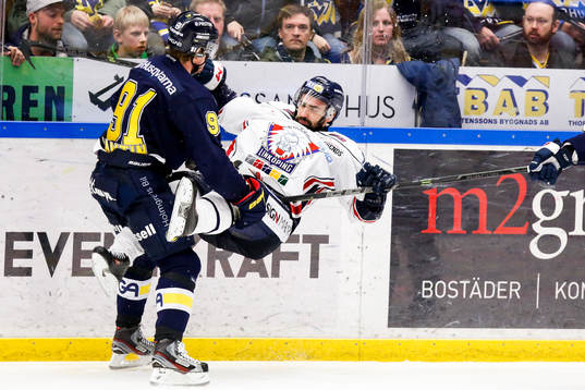 s Andreas Jämtin tacklar Linköpings Daniel Rahimi