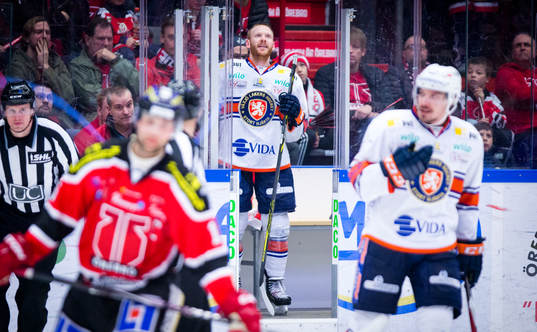 Växjös Liam Reddox deppar i utvisningsbåset
