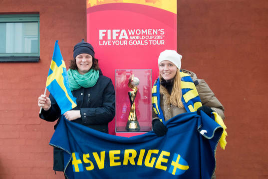 Besökare på finalen i Supercupen fotograferas med