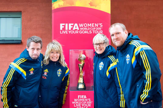 Besökare på finalen i Supercupen fotograferas med