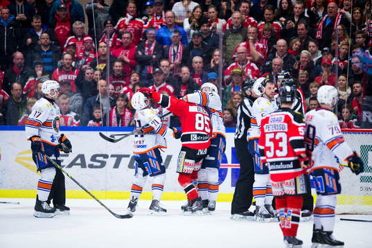 Växjös Cory Murphy och Örebros Kalle Olsson i en fight
