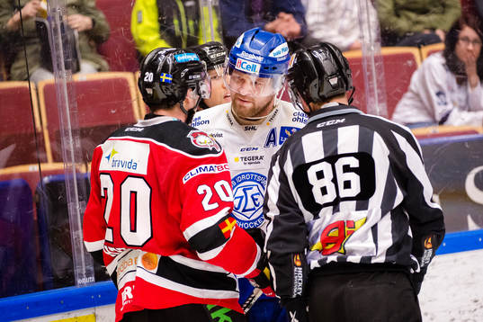 Leksands Jonas Frögren i samtal med Malmö Redhawks Henrik