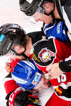 Malmö Redhawks Magnus Häggström bråkar med  Leksands