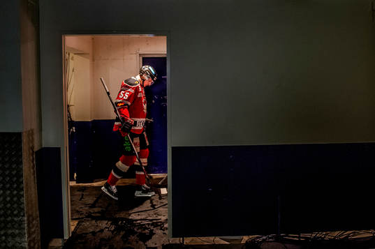 Malmö Redhawks Johan Björk före ishockeymatchen i kvalet