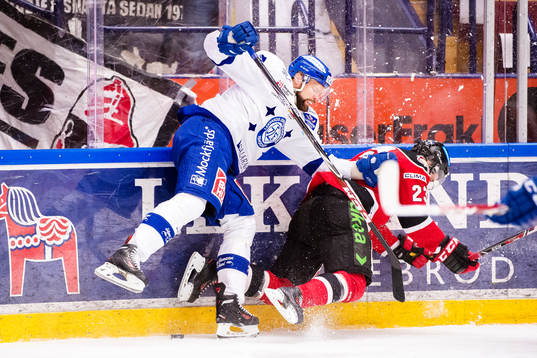 Leksands Joonas Rönnberg tacklar Malmö Redhawks