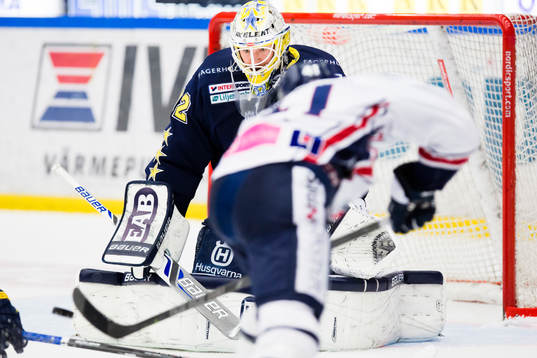 s målvakt Gustaf Wesslau räddar
