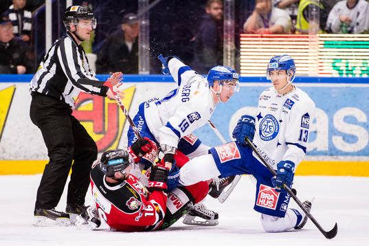 Malmö Redhawks Magnus Häggström håller fast Leksands