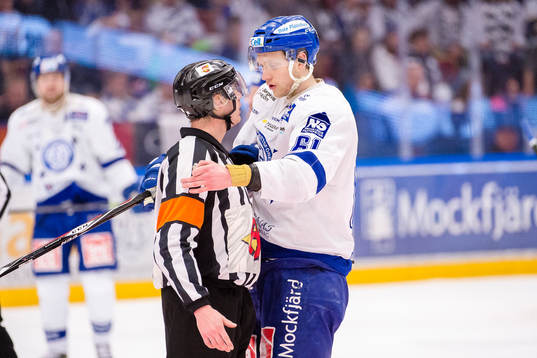 Leksands Johan Ryno i samtal med en domare