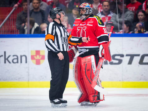 Örebros målvakt Julius Hudacek är arg på domaren
