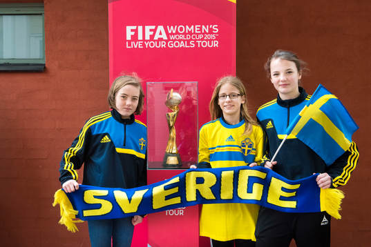 Besökare på finalen i Supercupen fotograferas med