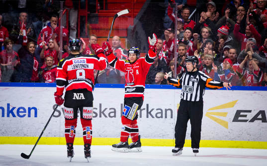 Örebros Brian Willsie gör 2-4 och jublar med Mikko