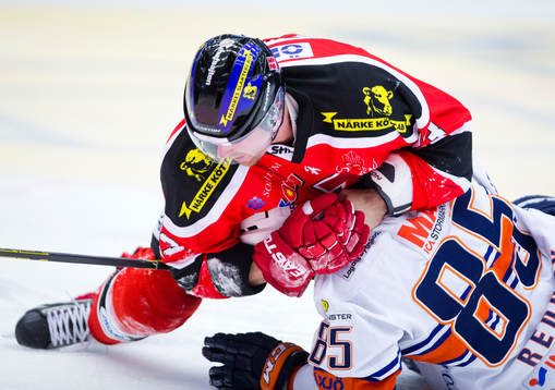 Örebros Tomas Skogs och Växjös Liam Reddox i en fight