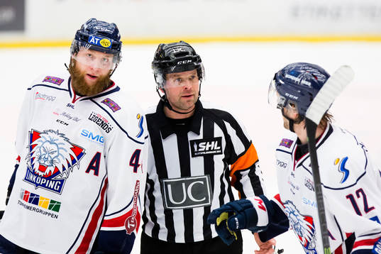 Linköpings Jonas Junland och Sebastian Karlsson (h) pratar