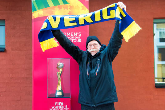 Besökare på finalen i Supercupen fotograferas med