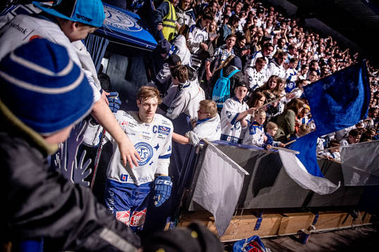 Leksands Johan Ryno gör entre före ishockeymatchen i