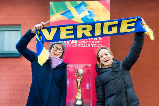 Besökare på finalen i Supercupen fotograferas med