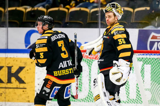 Skellefteås Niclas Burström  och målvakt Markus Svensson