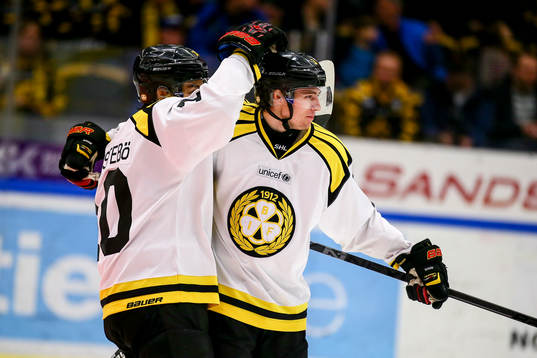 Brynäs Christian Djoos  och Mattias Nörstebö  jublar
