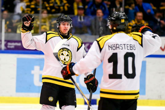 Brynäs Christian Djoos och Mattias Nörstebö   jublar