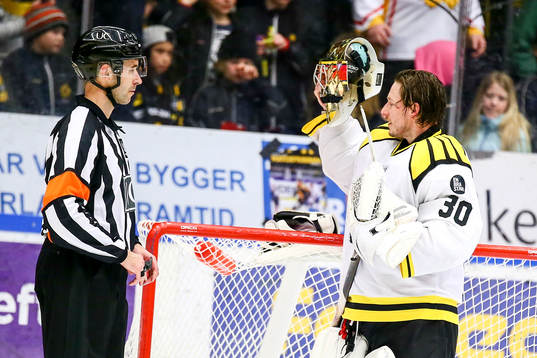 Domaren Linus Öhlund med Brynäs målvakt Johan Holmqvist