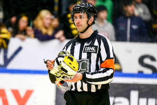 Domaren Linus Öhlund med Brynäs målvakt Johan Holmqvist