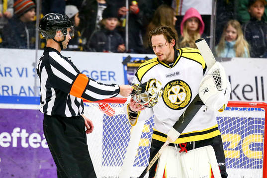 Domaren Linus Öhlund med Brynäs målvakt Johan Holmqvist