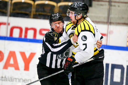 Brynäs Ponthus Westerholm förs undan av en linjedomare