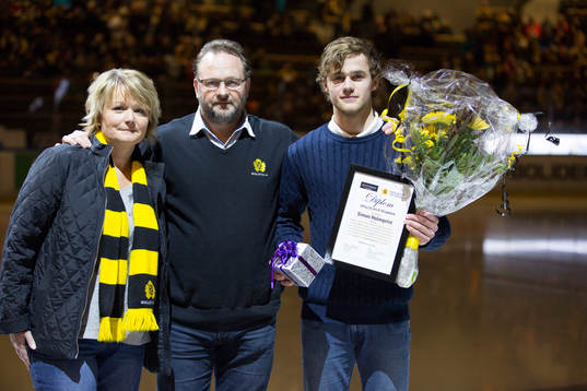 Årets B-junior i Skellefteå Simon Holmqvist med Lasse