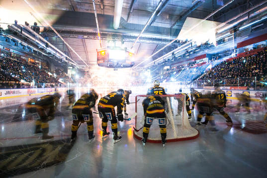 Skellefteås lag samlas runt målburen före kvartsfinal
