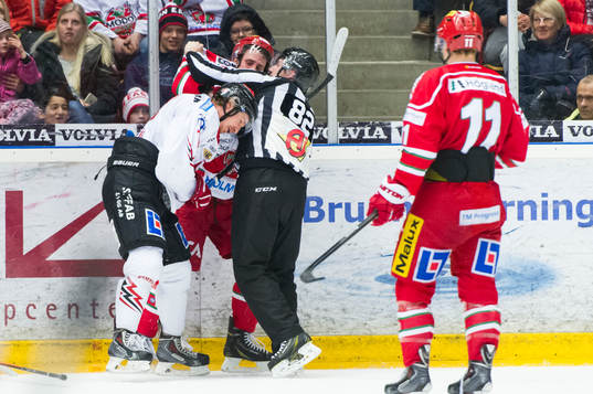 Modos Simon Önerud och Oscar Hedman sam Linjedomare Anders