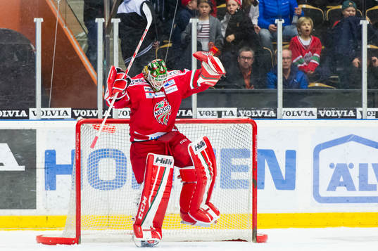 Modos målvakt Linus Ullmark jublar