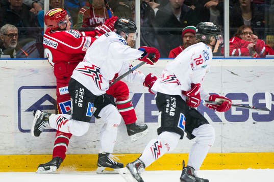 Modos Joonas Lehtivuori kämpar mot Vita Hästens Markus