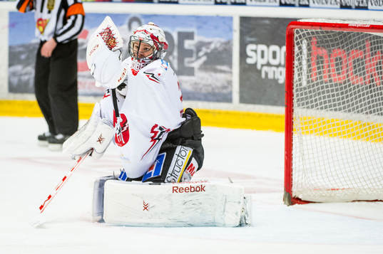 Vita Hästens målvakt Henrik Lundberg räddar pucken