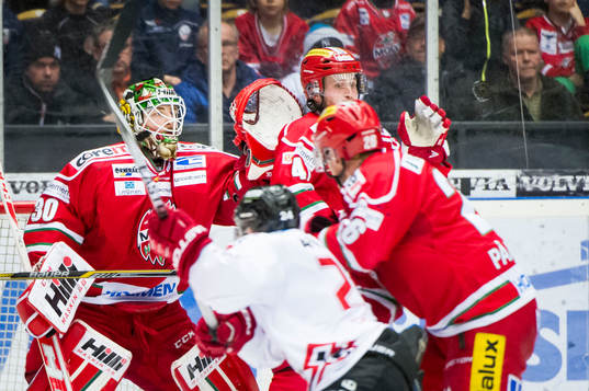 Modos målvakt Linus Ullmark räddar en puck