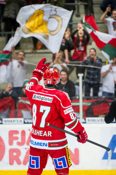 Modos Donald Brashear vinkar till fansen