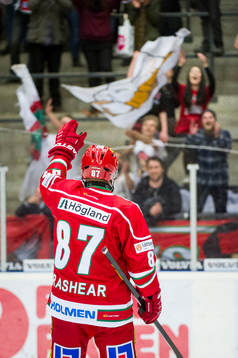 Modos Donald Brashear vinkar till fansen