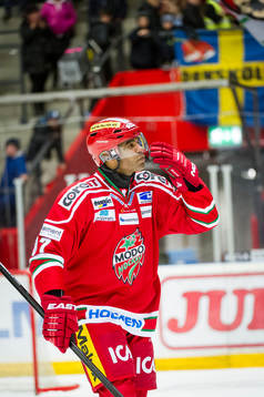 Modos Donald Brashear vinkar till fansen
