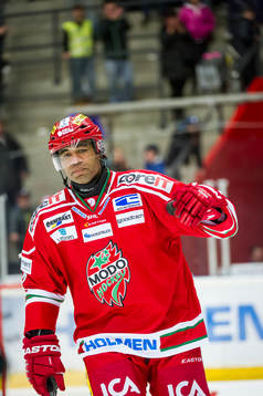 Modos Donald Brashear vinkar till fansen