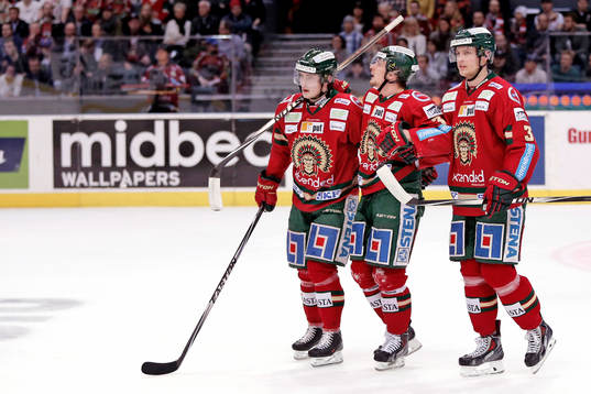 Frölundas Nicklas Lasu får hjälp av isen
